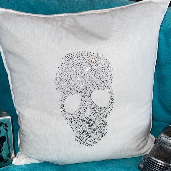 LAST 1 NWT 20x20 Crystal/Rhinestone Bling Skull Velvet Pillow Skeleton Halloween - Picture 9 of 9